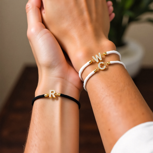 Unisex Kordelarmband Mit Verstellbarer Länge Und Initialbuchstabe Halimah Modernes Signaturschmuckstück