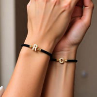 Unisex Kordelarmband Mit Verstellbarer Länge Und Initialbuchstabe Halimah Modernes Signaturschmuckstück
