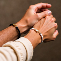 Unisex Kordelarmband Mit Verstellbarer Länge Und Initialbuchstabe Halimah Modernes Signaturschmuckstück