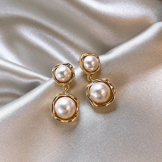 Perlenohrringe Catherine Elegante Doppelperlen Mit Unregelmäßigen Goldenen Rahmen Zeitloser Perlenglanz
