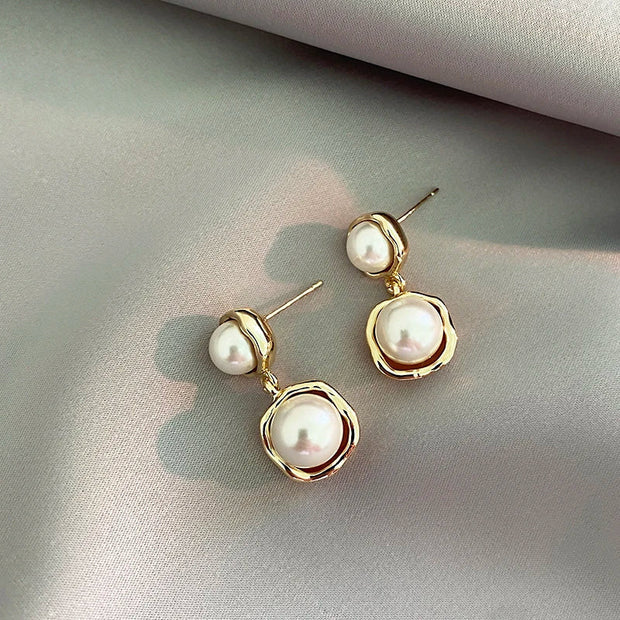Perlenohrringe Catherine Elegante Doppelperlen Mit Unregelmäßigen Goldenen Rahmen Zeitloser Perlenglanz