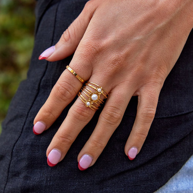 Damenring Mit Perle Eva Goldfarbener Offener Mehrschichtiger Ring Mit Zarter Floraler Perlenverzierung