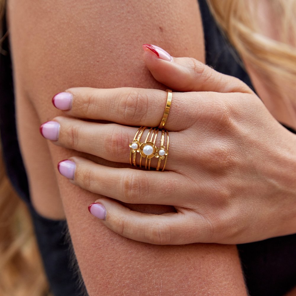 Damenring Mit Perle Eva Goldfarbener Offener Mehrschichtiger Ring Mit Zarter Floraler Perlenverzierung