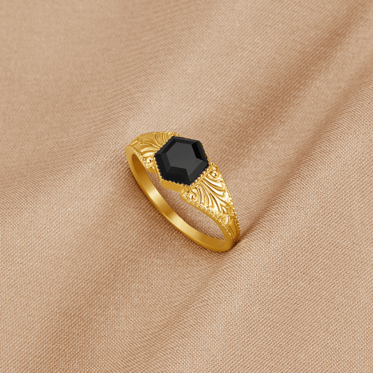 Damenring Gabriela Eleganter Goldglanz Mit Gravuren An Den Seiten Und Zentraler Onyx In Sechseckform
