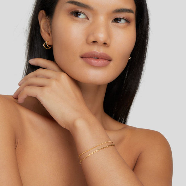 Doppelkettenarmband Für Damen Mit Subtilen Glanz Und Funkelnden Details Schmuckstück In Genf