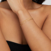 Doppelkettenarmband Für Damen Mit Subtilen Glanz Und Funkelnden Details Schmuckstück In Genf