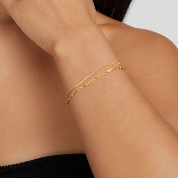 Doppelkettenarmband Für Damen Mit Subtilen Glanz Und Funkelnden Details Schmuckstück In Genf