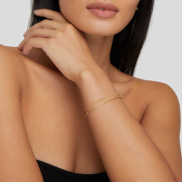 Doppelkettenarmband Für Damen Mit Subtilen Glanz Und Funkelnden Details Schmuckstück In Genf