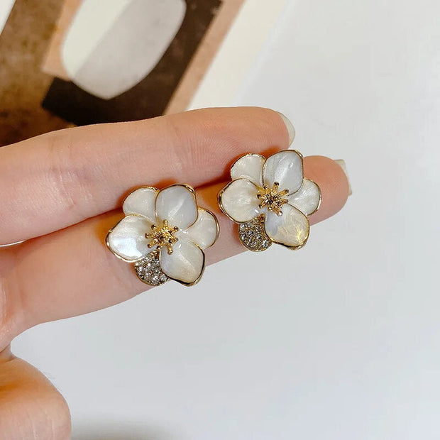 Ohrringe Mit Weißen Blumen Von Nicole Elegante Florale Schmuckstücke Mit Feinem Metallglanz