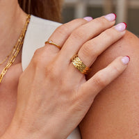 Damenring in Gold mit Robustem Design und Strukturierter Reliefoberfläche Patricia