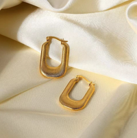 Ohrringe Luxe Arches Thalia Elegante Zeitgenössische Rechteckige Form Mit Sanft Abgerundeten Linien Und Goldglanz