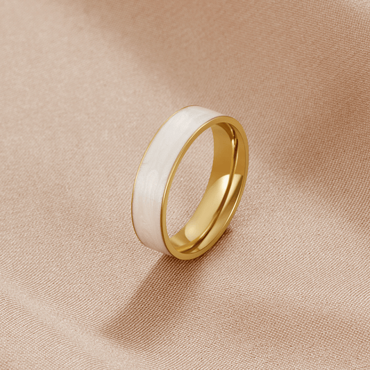 Damenring Tatiana Moderner Minimalistischer Goldring Mit Weißer Zierkante Für Den Alltag