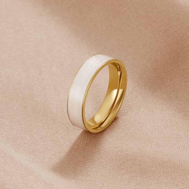 Damenring Tatiana Moderner Minimalistischer Goldring Mit Weißer Zierkante Für Den Alltag