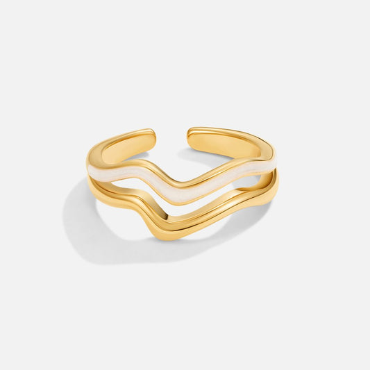 Verstellbarer Ring Mit Goldenen Wellen Und Weiße Emaille - Modernes Maris Schmuckstück