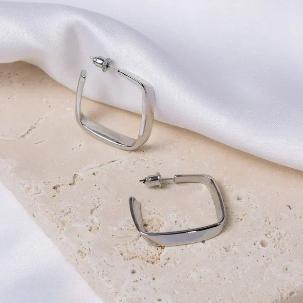 Elegante Quadratische Ohrringe Ivana Mit Modernem Geometrischen Design Und Goldfarbenem Finish
