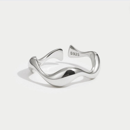 Verstellbarer Silberring In Wellenform Von Ione Moderner Eleganter Schmuck Für Jedes Outfit