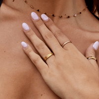Damengoldring Aurora Eleganter Goldring Mit Modernem Finish Und Horizontalen Rillen Für Alltag Und Vielseitigkeit