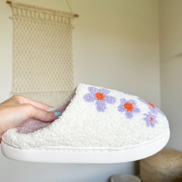 Slip-on Hausschuhe mit lila Blumen