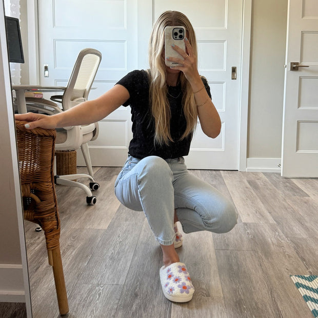 Slip-on Hausschuhe mit lila Blumen