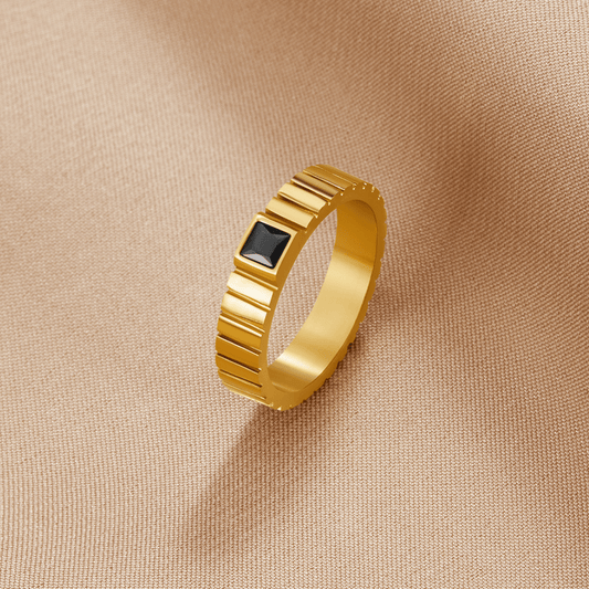 Damenring Aus Gold Paula Mit Architektonischen Linien Und Schwarzem Quadratischem Stein Für Minimalistische Eleganz