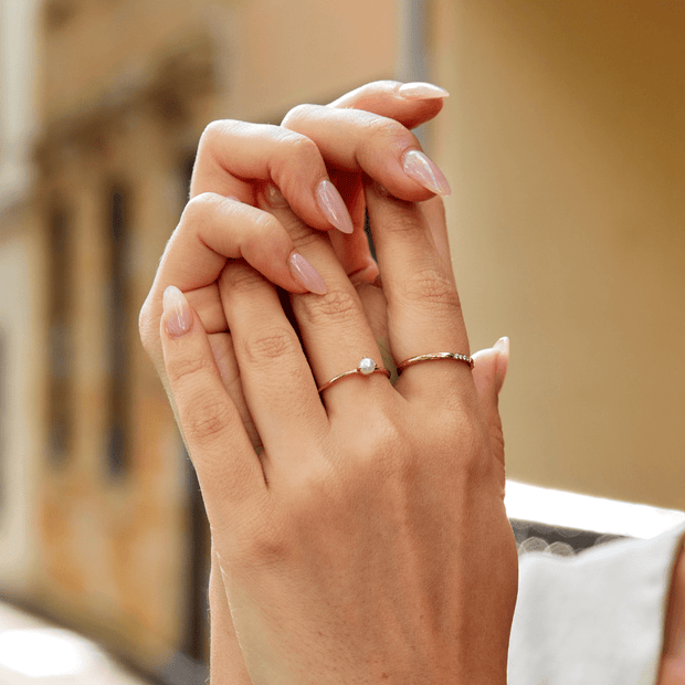 Damenring Mit Perle In Feiner Gold Struktur Elegant Minimalistisch Stil Ximena Schmuck