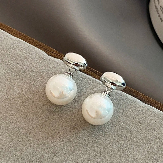 Silberperlen Ohrstecker Greta Klassisch Elegant mit Spiegelglanz und Perlenkugeln für Zeitloses Styling