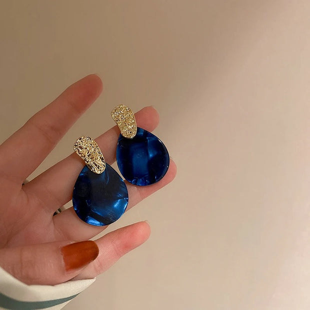Tropfenförmige Ohrringe Azure Tide Azra Tiefblau Mit Glänzender Goldstruktur Und Marmorierte Oberfläche