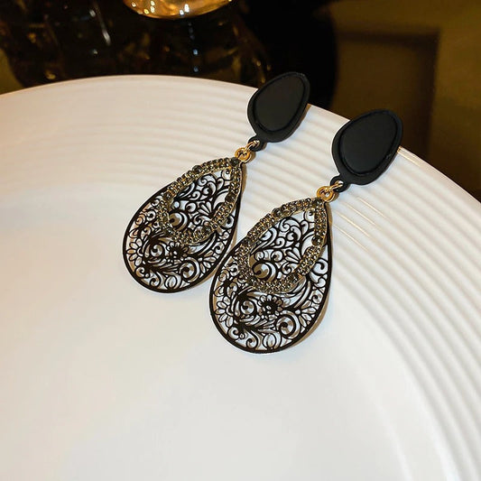 Filigran Ohrringe Midnight Aria Eleganter Tropfenförmiger Ohrschmuck Mit Floralen Mustern Und Dunklem Glanz