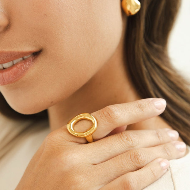 Damenring Aus Gold Zélia Modernes Minimalistisches Offenes Design Mit Geschwungener Rundung Und Intensivem Glanz