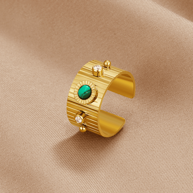 Goldring Im Vintage Stil Für Damen Mit Zentralem Intensiv Grünem Stein Und Zarten Kristallakzente Mila