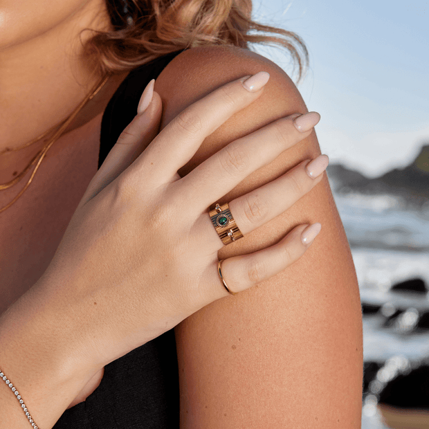 Goldring Im Vintage Stil Für Damen Mit Zentralem Intensiv Grünem Stein Und Zarten Kristallakzente Mila