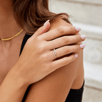 Ring Für Damen Mit Perle Salomé Modernes Schmuckstück Mit Zwei Linien Aus Perlen Und Kristalle Goldfinish